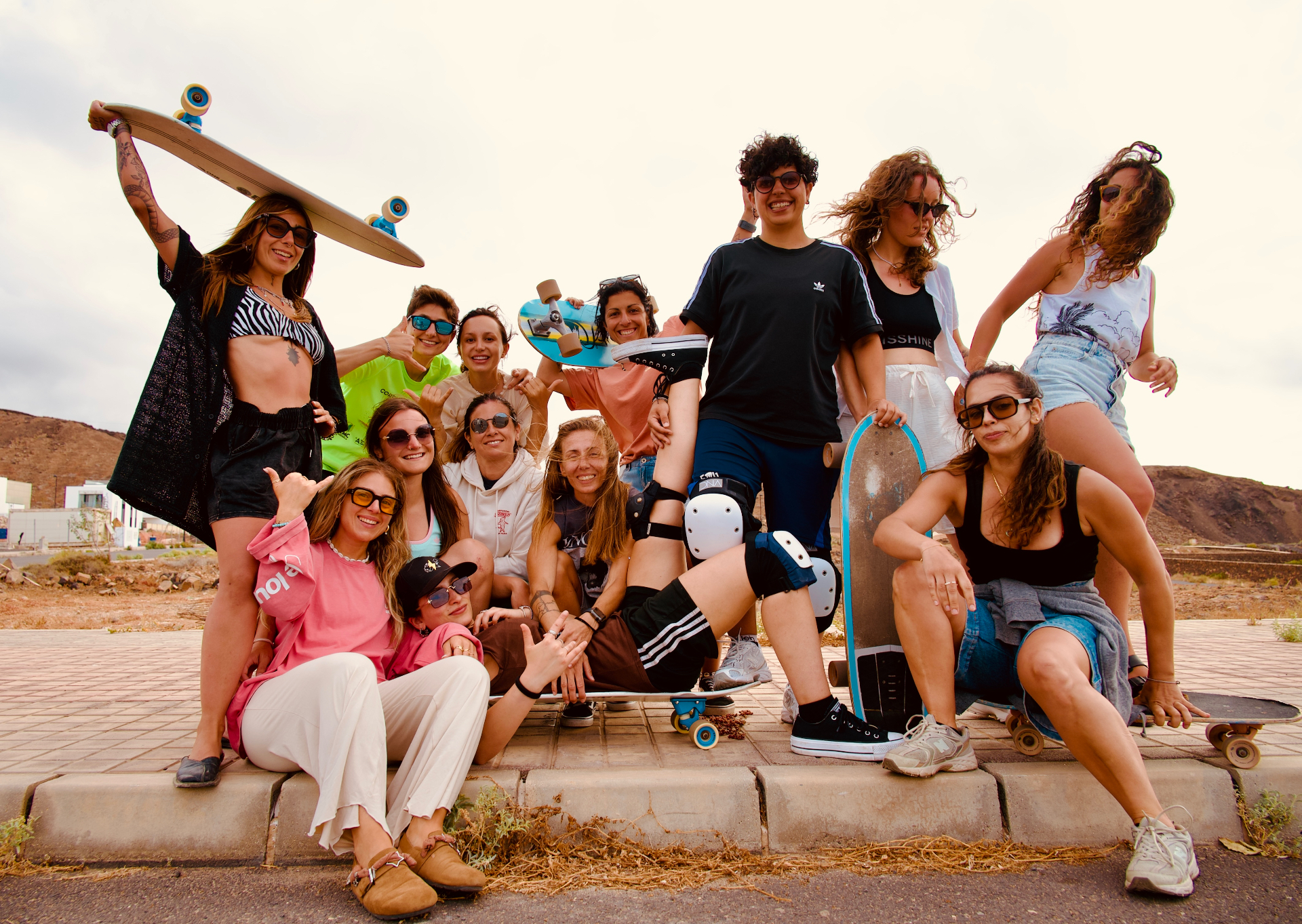 Gruppo di ragazze queer felici insieme durante un evento
